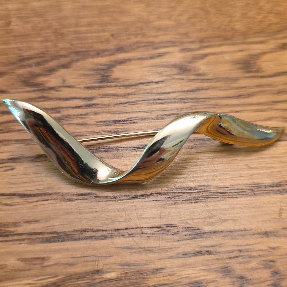 Vintage Gold Tone Abstract Wave Ribbon Brooch Modernist Polished Lapel Pin 2.75"